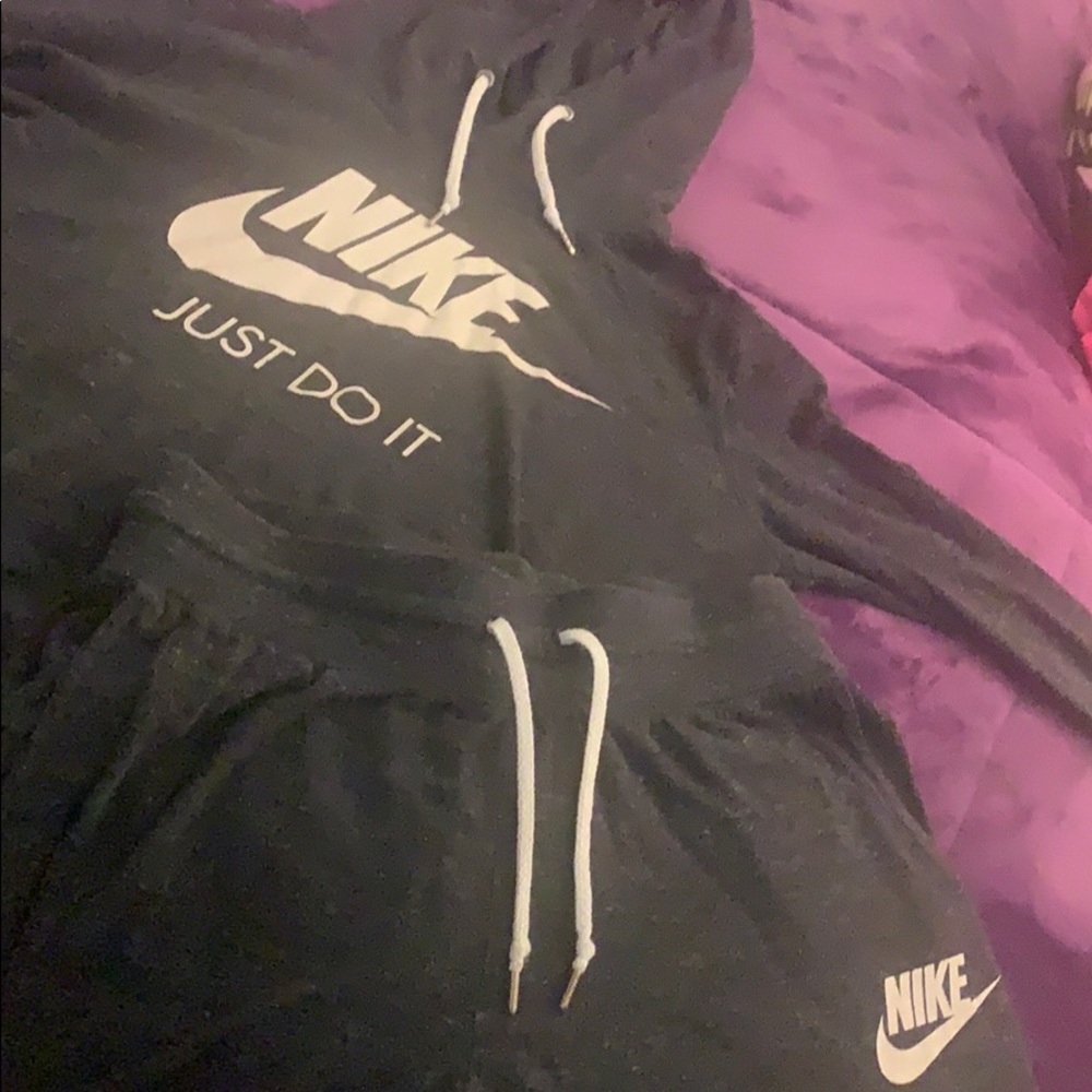 Nike jogging outfit